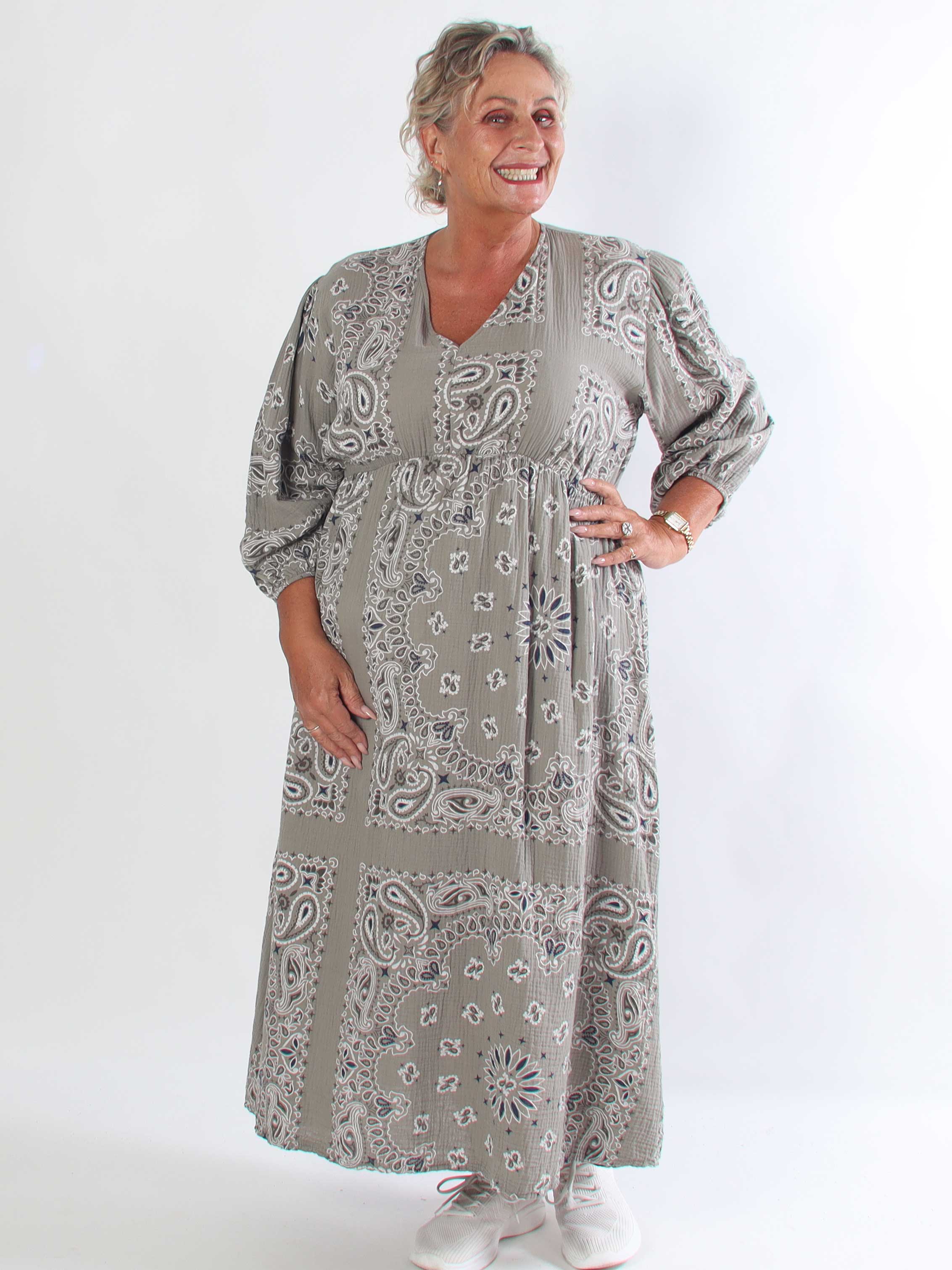 Jasmin Paisley - Plus size kjole i blød bomulds musselinstof med paisley mønster